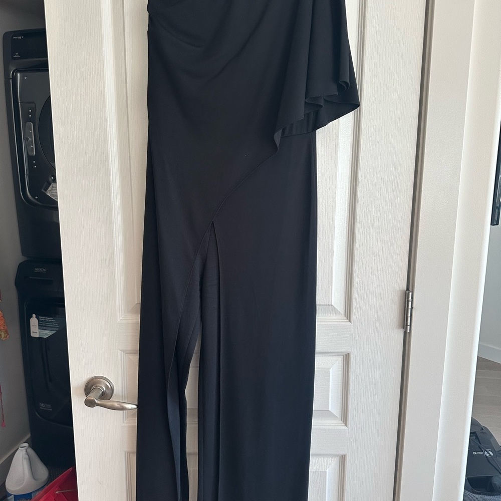 Chic Black One-Shoulder Sleeveless jumpsuit
